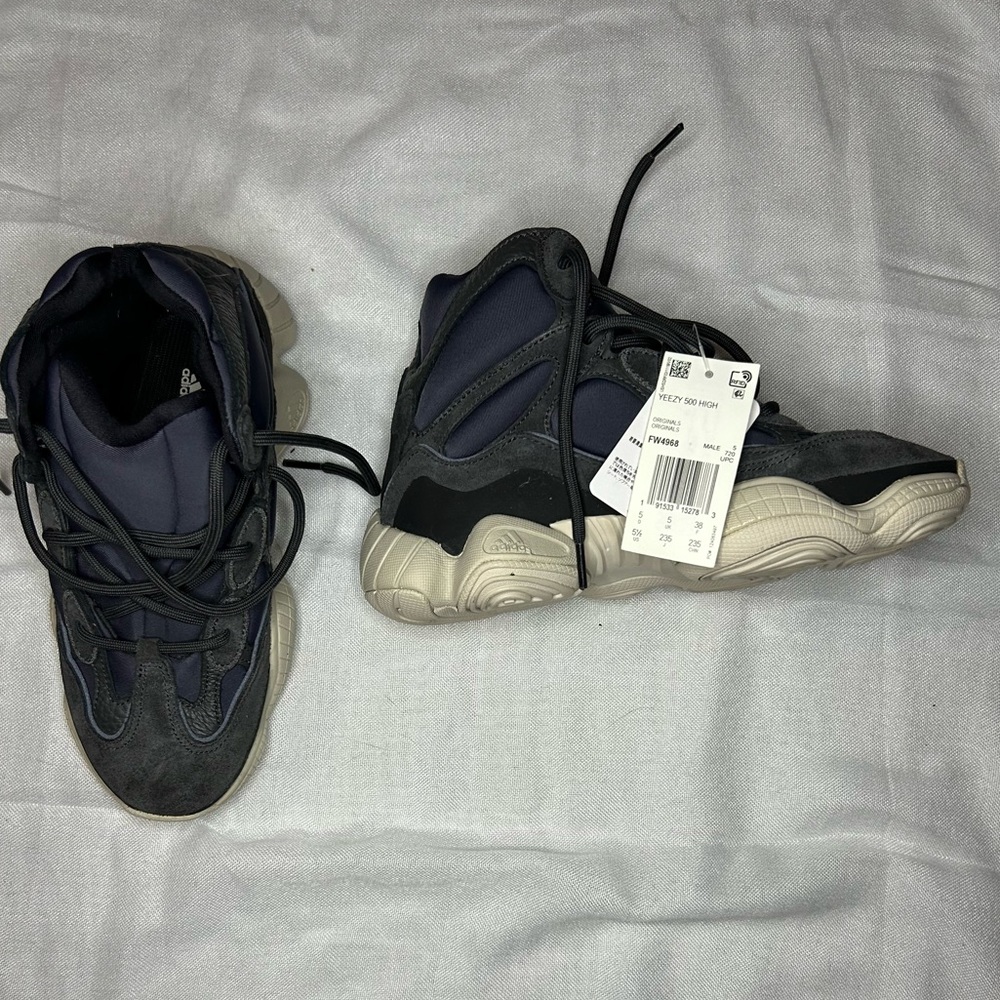 Men’s Yeezy 500 High sneakers 5.5 never worn NWT